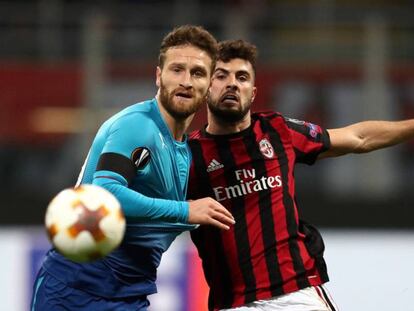 Mustafi y Cutrone disputan un balón en el Arsenal Milan del pasado mes de marzo