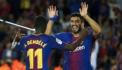 Luis Suárez celebra con Dembélé el quinto gol del Barça en el derbi.