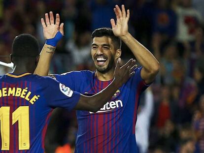 Luis Suárez celebra con Dembélé el quinto gol del Barça en el derbi.