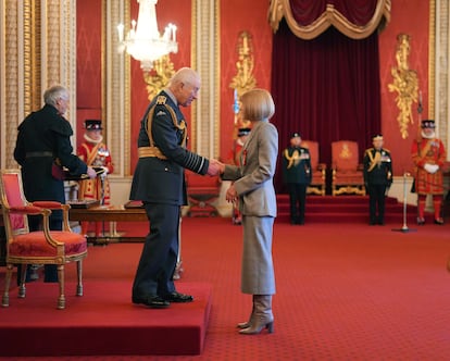 El rey Carlos III le concede, el martes 4 de febrero de 2025, la medalla de Compañera de Honor a Anna Wintour por sus servicios a la moda en el palacio de Buckingham (Londres, Inglaterra).