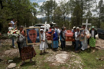 Religiosos jesuitas y pobladores de Cerocahui, durante una procesión en memoria de los dos sacerdotes asesinados en junio de 2022