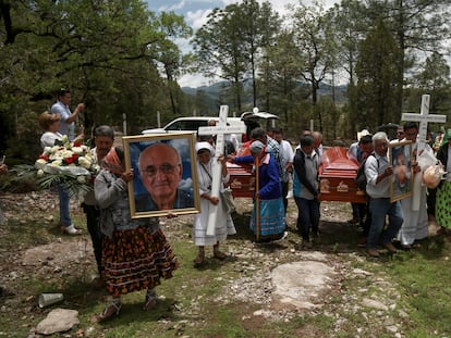 Religiosos jesuitas y pobladores de Cerocahui, durante una procesión en memoria de los dos sacerdotes asesinados en junio de 2022.