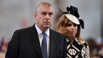 El príncipe Andrés de Inglaterra y su hija Beatriz, en la catedral de San Pablo de Londres el 10 de junio de 2016.