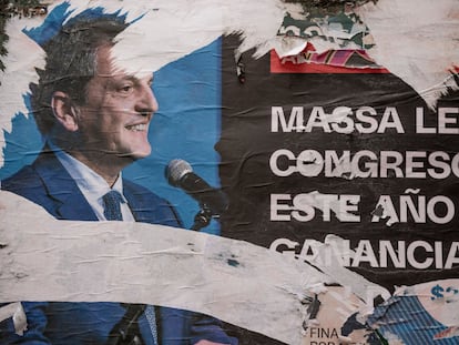 Un cartel de una campaña contra Sergio Massa, en el barrio de Belgrano en Buenos Aires (Argentina).