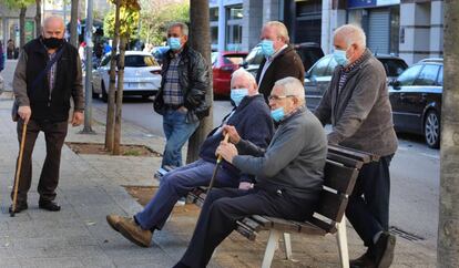 Un grupo de pensionistas en Terrasa (Barcelona).