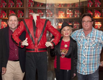 El presidente de la casa de subastas donde se ha vendido la chaqueta de Michael Jackson, Darren Julien (izquierda), junto a la famosa prenda, la actriz Tippi Hedren y el comprador de la misma, el empresario texano Milton Verret.