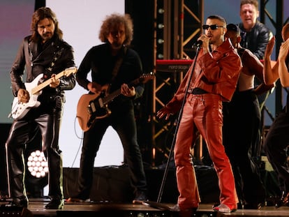 El cantante puertorriqueño Rauw Alejandro, junto al colombiano Juanes a la guitarra, durante su actuación en la gala anual de los Latin Grammy.