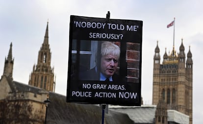 Un manifestante a las puertas del Parlamento británico, en Londres, después de conocer las fiestas a las que asistía Boris Johnson durante la pandemia.