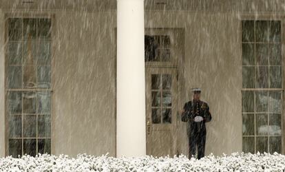 La nieve cae con fuerza en los alrededores de la Casa Blanca en Washington (EE UU).