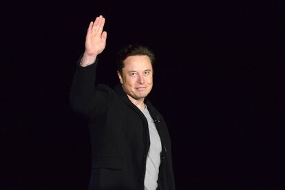 El empresario Elon Musk saluda en un evento de SpaceX, una de sus empresas, en febrero pasado.