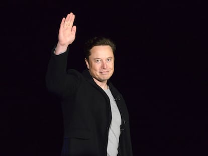 El empresario Elon Musk saluda en un evento de SpaceX, una de sus empresas, en febrero pasado.