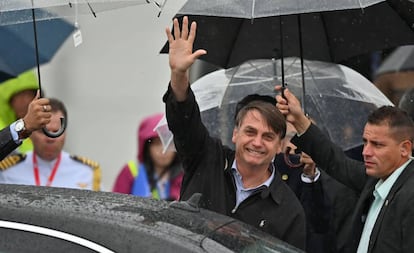 El presidente de Brasil, Jair Bolsonaro, saluda a su llegada al aeropuerto de Osaka, sede de la cumbre del G20.