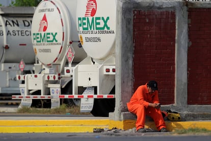 Un trabajador de Pemex durante una protesta en Cadereyta, Monterrey, el pasado 6 de agosto.