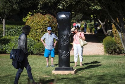 En el espacio se han instalado 12 esculturas en bronce realizadas por el artista mallorquín Joan Miró entre 1969 y 1981, que han sido cedidas por la familia Miró. Además, los visitantes podrán contemplar hasta 40 especies vegetales diferentes, la mayoría de ellas autóctonas. En la foto, varios visitantes contemplan una obra de Miró.