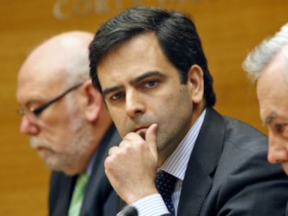 Javier García del Río (centro), exdirector de inmobiliario de la CAM, en la comisión de las Cortes.