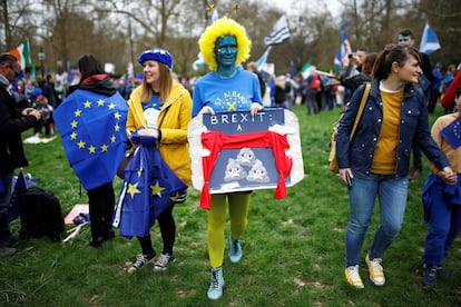 En paralelo a esta convocatoria, más de cuatro millones de personas han firmado una petición 'online' al Gobierno en la que se pide que revoque el Artículo 50 del Tratado de Lisboa y se cancele el Brexit. En la imagen, una mujer vestida de azul participa en la marcha a favor de la permanencia del Reino Unido en la Unión Europea.