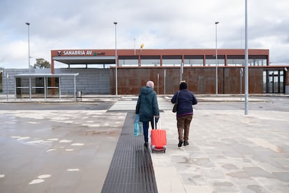 Viajeros caminan hacia la entrada de la estación de AVE de Otero de Sanabria.
