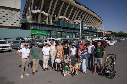 Miembros de diferentes asociaciones contrarias al proyecto de ampliación del estadio Benito Villamarín del Real Betis, en junio de 2024, cuando se reunieron con EL PAÍS. FOTO: PACO PUENTES (EL PAÍS).