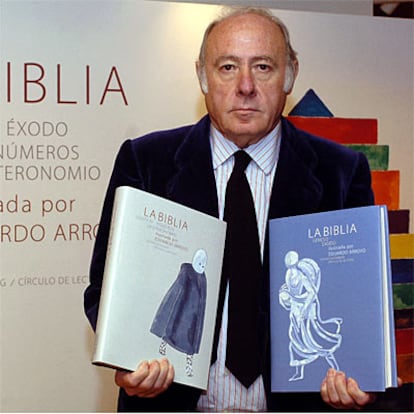 El pintor Eduardo Arroyo presenta la Biblia que ha ilustrado.