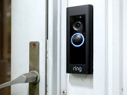 Un videoportero Ring en la puerta de una casa en Silver Spring, Maryland. La cámara del dispositivo empieza a grabar cada vez que hay movimiento o alguien llama al timbre.