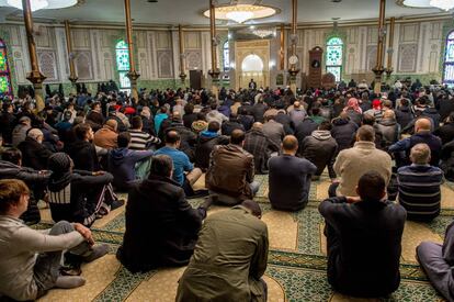 La Gran Mezquita de Bruselas, durante la oración en marzo de 2016.