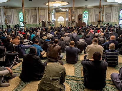 La Gran Mezquita de Bruselas, durante la oración en marzo de 2016.