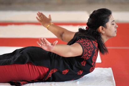 Sesión de yoga en un hospital de Hyderabad (India).