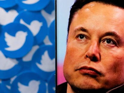 Una imagen de Elon Musk junto a una ilustración con los logos de Twitter.