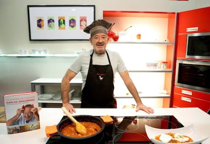 Karlos Arguiñano prepara un bacalao ajoarriero en la presentación de su último libro.