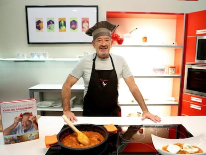 Karlos Arguiñano prepara un bacalao ajoarriero en la presentación de su último libro.