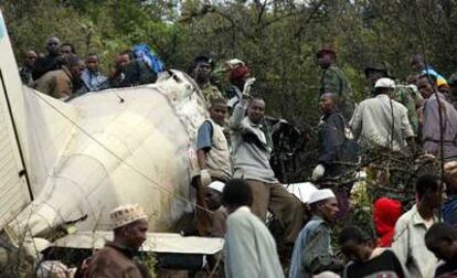 Un avión se estrella en Marsabit, Kenya y deja al menos 14 muertos.