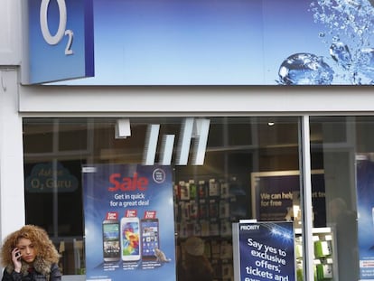 Una mujer, frente a una tienda de 02 en Loughborough (Reino Unido).