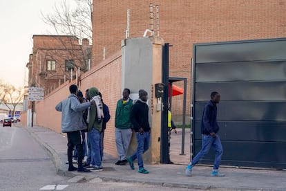 Inmigrantes salen del centro de acogida del cuartel General Arteaga, en Carabanchel, en el sur de Madrid, el 4 de febrero.