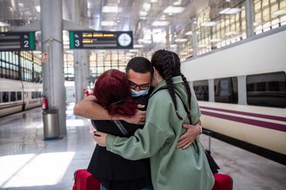 El enfermero Carlos Lucena se reencuentra con su madre y su hermana en la estación de tren de Cádiz, que estrena este lunes la fase 3, tras haber trabajado en una UCI en Guadalajara.