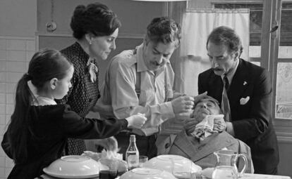 Escena de la película 'Los muertos no se tocan, nene', de José Luis García Sánchez.