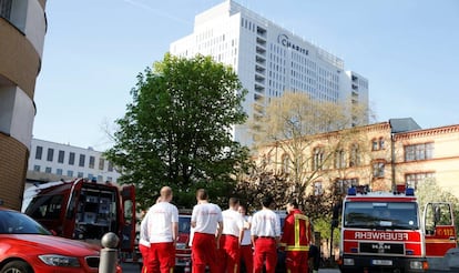 Bomberos ante la zona evacuada este viernes en Berlín por la desactivación de una bomba de la Segunda Guerra Mundial.