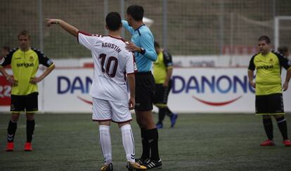 Gonzalo Romero asiste a un futbolista durante un partido de la jornada inaugural de LaLiga Genuine, el 17 de noviembre de 2018.