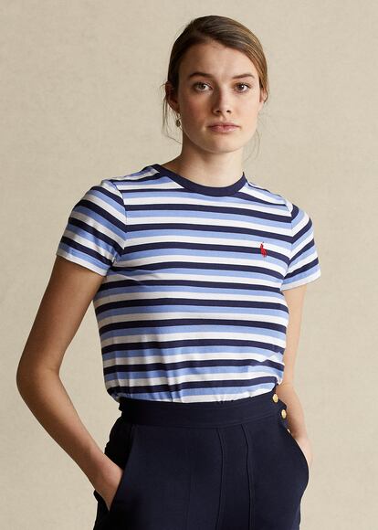 De corte ajustado y a doble color, el diseño de camiseta de rayas que propone Ralph Lauren es el perfecto aliado de pantalones de campana, vaqueros y bermudas de talle alto. 70€.