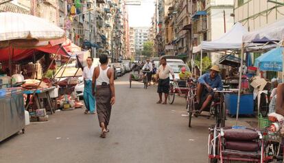 La vida en Yangon bulle en torno a las pequeñas callejuelas rectilíneas que desembocan en el puerto.