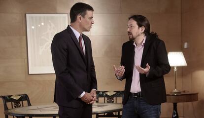 Pedro Sánchez, con Pablo Iglesias, en una reunión del pasado mes de julio.