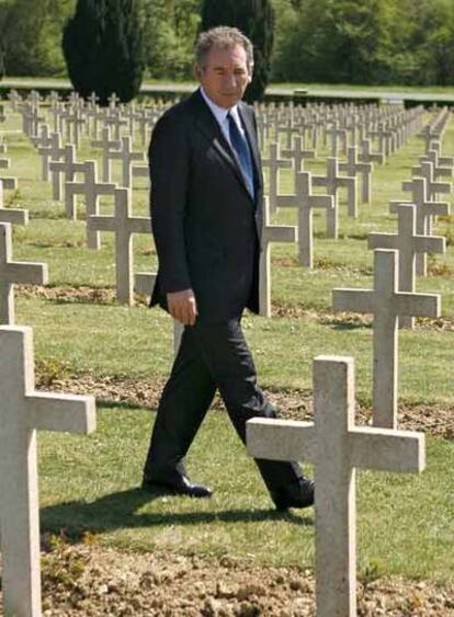 Bayrou, ayer en el cementerio de Douaumont, cerca de Verdún (este).
