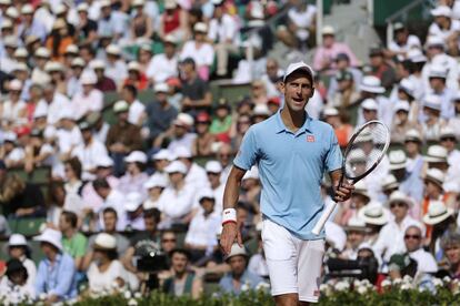 Djokovic se lamenta tras un punto durante la final masculina de Roland Garros 2014.