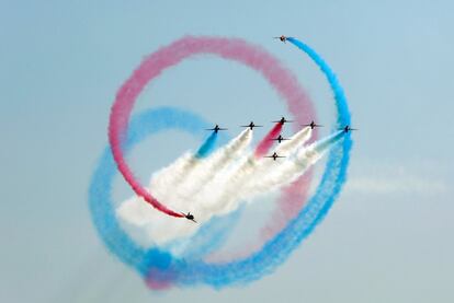 Aviones de la patrulla acrobática 'Red Arrows' de la Fuerza Real Británica participan en un espectáculo aéreo en Karachi (Pakistan).