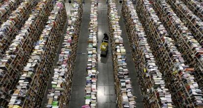 Una empleada trabaja en el centro de distribución de Amazon en Phoenix.