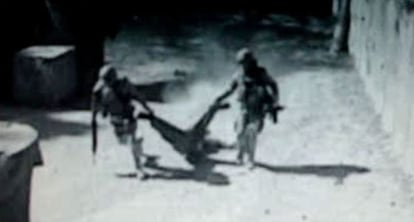 Dos soldados arrastran el cuerpo del terrorista. Imágenes del vídeo emitido por Antena 3.