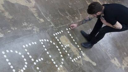 El artista Abel Azcona, en una imagen de archivo.