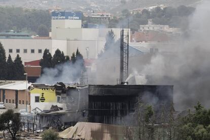 Las explosiones se han escuchado desde Alcalá de Henares, a decenas de kilómetros al norte, donde han llegado a temblar los edificios. En la foto, estado de la nave tras el incendio.