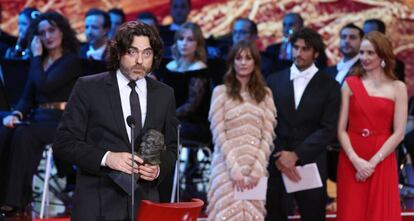 El director de fotografía Óscar Faura recibe el Goya a la mejor dirección de fotografía por 'Un monstruo viene a verme'.