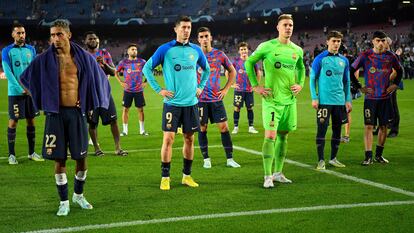 Los jugadores del Barça tras el partido.