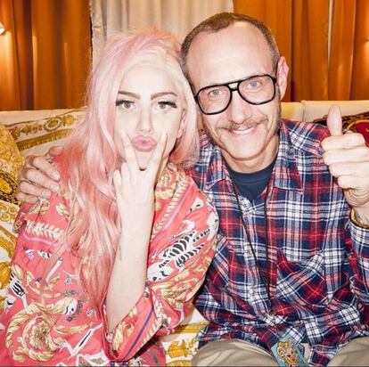 La cantante Lady Gaga junto al fotógrafo Terry Richardson, en junio de 2015.